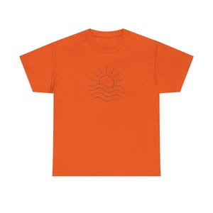 Camiseta Sol y Olas: Camiseta Minimalista de Playa, Camiseta con Arte de Línea Oceánica, Camiseta Estética de Verano, Camiseta con Gráfico Costero, Top Estilo Surf imagen 3