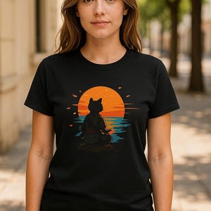 Camiseta de gato samurái contemplando el atardecer – Estilo zen japonés – Camiseta minimalista con océano y sol – Gildan Unisex 5000