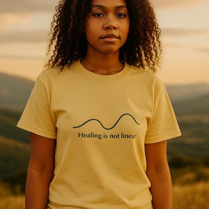 Camiseta "La sanación no es lineal" - Camiseta de concienciación sobre la salud mental - Camiseta gráfica de autocuidado - Camiseta con frase empoderadora - Camiseta de estética minimalista