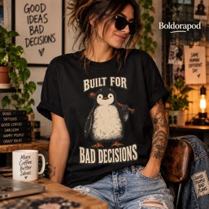Byggd för dåliga beslut Pingvin-t-shirt, Vintage mörk humor grafisk t-shirt, rolig alternativ djurtröja