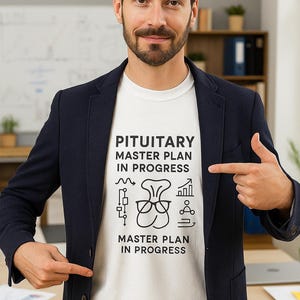 Camiseta de glándula pituitaria - Plan maestro en progreso - Regalo divertido para estudiantes de neurociencia - Camiseta diseñada con IA para amantes de la endocrinología