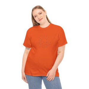 Puede incluir: Una camiseta naranja con un dise&ntilde;o minimalista de un sol sobre olas en negro. La persona lleva vaqueros azules. La camiseta es de estilo casual.