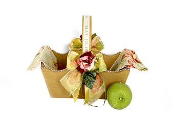 Cesta mediana de madera decorada con flores y lino