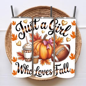 Puede incluir: Tres vasos aislados blancos con pajitas negras, con un diseño temático de otoño. El diseño incluye una calabaza con un lazo rosa, un balón de fútbol, café y el texto "Just a Girl Who Loves Fall."