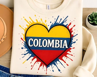 Diseño de camiseta con la bandera de Colombia en forma de corazón: PNG sublimado (descarga digital)