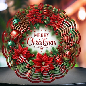 Puede incluir: Una corona navideña decorativa con borde festoneado, con flores de pascua rojas, acebo verde y bayas rojas. La corona incluye adornos, campanas y el texto "MERRY Christmas". El diseño tiene un efecto 3D.