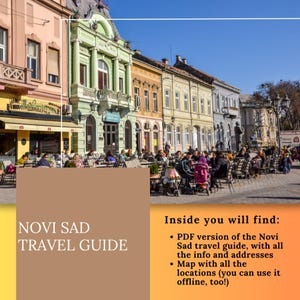 Op de afbeelding: Een reisgids voor Novi Sad met een straatbeeld met kleurrijke gebouwen en terrassen. De gids bevat een PDF-versie met informatie en adressen, en een kaart voor offline gebruik.