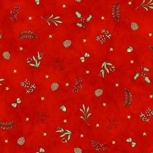 Può includere: Un tessuto rosso festivo con un motivo natalizio ripetuto. Il design include rametti verdi, agrifoglio con bacche rosse, pigne, ghiande e piccole stelle dorate. Adatto per lavori artigianali e decorazioni natalizie.