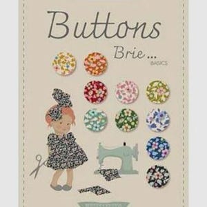 Peut inclure: Un paquet de boutons de la marque Tilda, avec divers motifs floraux rouges, roses, bleus et verts. La carte comprend une illustration d'une fille, une machine à coudre et le texte "Buttons Brie... BASICS."