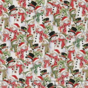 Puede incluir: Un patrón repetido de muñecos de nieve sobre un fondo blanco. Los muñecos de nieve llevan bufandas rojas y verdes, sombreros de copa negros y gorros de Papá Noel rojos. Ideal para manualidades navideñas.