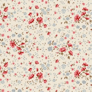 Puede incluir: Un patrón de tela con un diseño floral repetitivo sobre un fondo crema. El estampado consiste en grupos de flores rosas con tallos y hojas marrones, intercalados con pequeñas flores de color azul claro y diminutos capullos rosas.