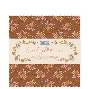 Puede incluir: Un paquete de encantos de tela cuadrada con un estampado floral marrón. El paquete incluye 32 piezas, cada una de 12,7 x 12,7 cm. La etiqueta dice "Creating Memories" y menciona Otoño, Acción de Gracias y Halloween.