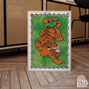 Puede incluir: Una impresión enmarcada de un tigre con rayas naranjas y negras sobre un fondo verde con un borde de cadena. El tigre está en posición de ataque con la boca abierta.