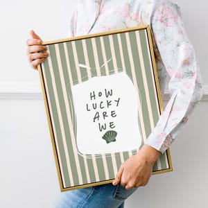 Sage Green How Lucky Are We Print, Trendy Ästhetische Wohnkultur, niedliches positives Zitat Geschenk, grüne, westlich inspirierte Wandkunst, Typografie Poster