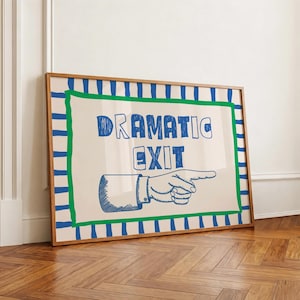 Puede incluir: Una impresión rectangular enmarcada con el texto DRAMATIC EXIT en azul, acompañada de una ilustración de línea azul de una mano señalando a la derecha. El diseño incluye un borde verde grueso y un marco exterior con rayas azules y blancas.