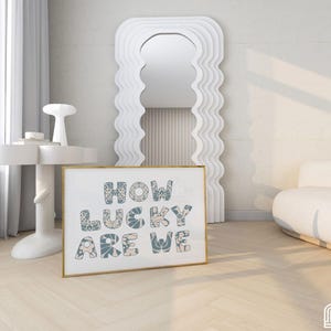Horizontales How Lucky Are We Druck, trendiges ästhetisches Wohndekor, niedliches positives Zitat Geschenk, blaue, vom Westen inspirierte Wandkunst, Typografie Plakat
