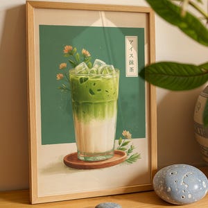 Puede incluir: Impresión enmarcada de un matcha latte helado. La bebida está compuesta por una base blanca cremosa y matcha verde vibrante, cubierta con cubitos de hielo. La impresión incluye texto japonés y detalles florales, sobre un fondo verde.
