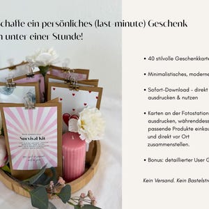 Op de afbeelding: Een rond houten dienblad bevat diverse bruine papieren kaarten vastgezet met zilveren metalen clips, voorzien van roze en witte zonnestraalpatronen en hartjes. Een roze stompkaars en witte kunstbloemen zijn tussen de kaarten geplaatst.