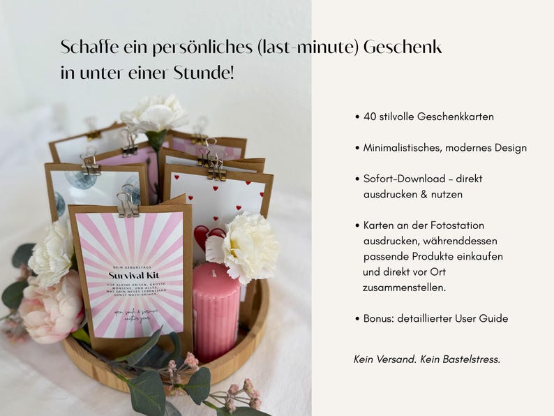 Op de afbeelding: Een rond houten dienblad bevat diverse bruine papieren kaarten vastgezet met zilveren metalen clips, voorzien van roze en witte zonnestraalpatronen en hartjes. Een roze stompkaars en witte kunstbloemen zijn tussen de kaarten geplaatst.