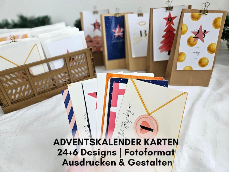 May include: Advent calendar cards with various designs, including stars, a Christmas tree, and numbers. The cards are displayed in a brown crate and in individual brown paper holders. The text on the cards reads "ADVENTSKALENDER KARTEN 24+6 Designs | Fotoformat Ausdrucken & Gestalten."