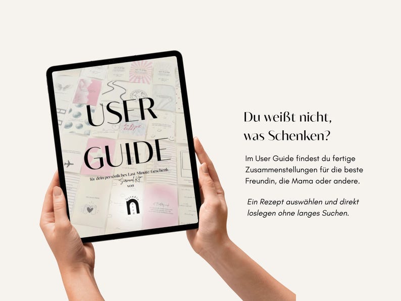 Op de afbeelding: Een tablet met een digitale gebruikershandleiding met de tekst USER GUIDE en diverse kleine grafische kaarten in roze en witte tinten. Rechts staat de Duitse tekst: Du wei&szlig;t nicht, was Schenken? Im User Guide findest du fertige Zusammenstellungen.