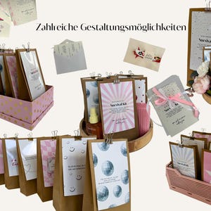 Op de afbeelding: Een verzameling bruine papieren zakken met diverse prints zoals roze zonnestralen, discoballen, hartjes en smileys. Elke zak is vastgezet met een metalen klem en voorzien van tekst zoals Survival Kit.
