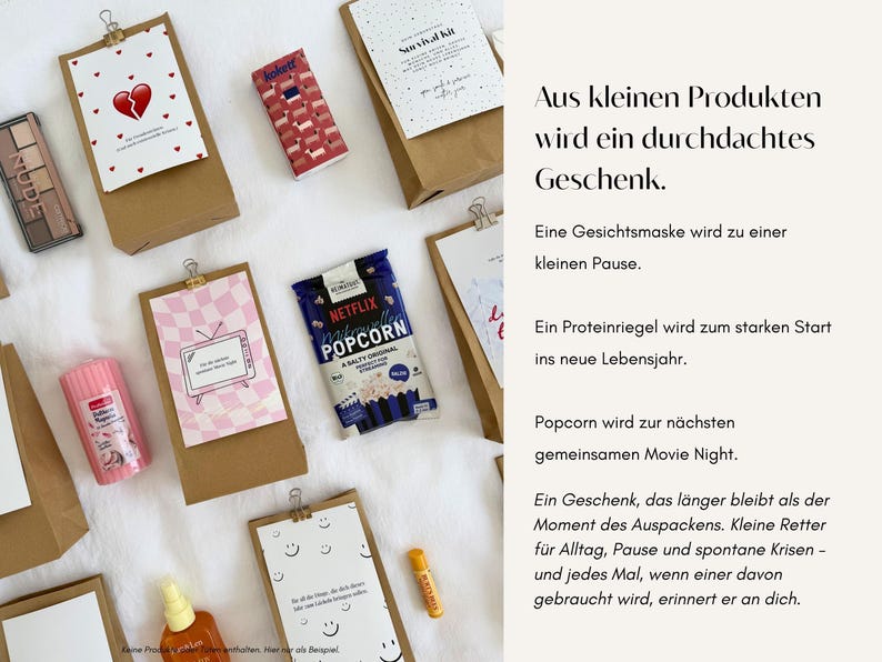 Op de afbeelding: Een verzameling bruine papieren cadeauzakjes met diverse artikelen, waaronder een zak Netflix-popcorn, een roze gezichtsmasker, een nude oogschaduwpalet, een eiwitreep en kaarten met tekst en illustraties, met Duitse tekst aan de rechterkant.