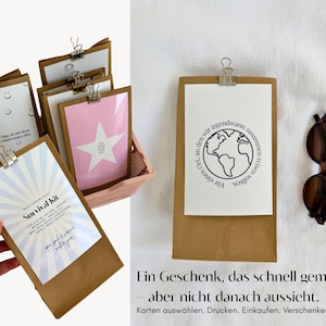 Op de afbeelding: Een verzameling bruine papieren zakken, elk met een zilveren klem vastgemaakt aan een bedrukte kaart. E&eacute;n kaart toont een wereldbol met Duitse tekst, een andere een roze ster en &eacute;&eacute;n een blauw zonnestraalpatroon met de tekst Survival Kit.