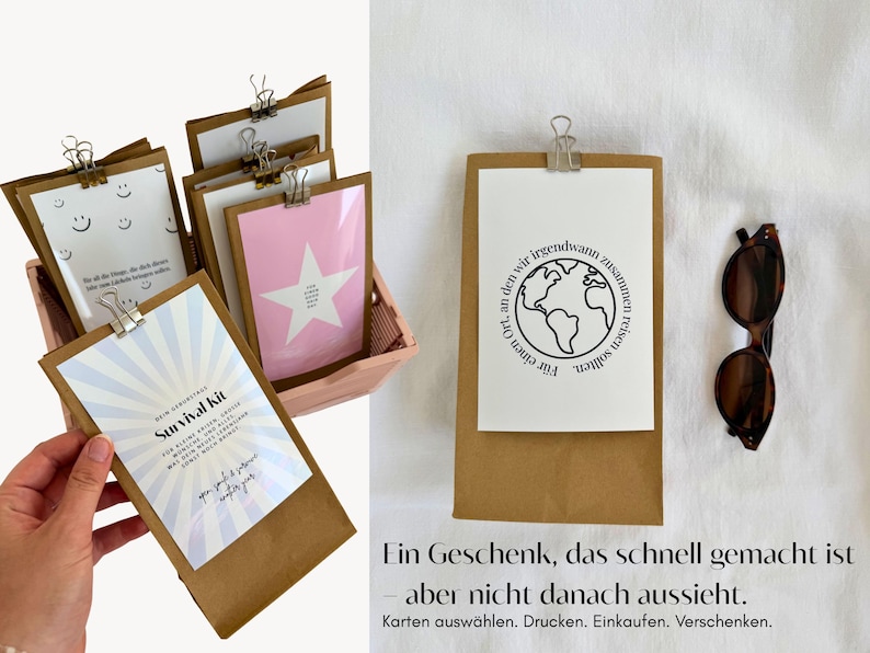 Op de afbeelding: Een verzameling bruine papieren zakken, elk met een zilveren klem vastgemaakt aan een bedrukte kaart. E&eacute;n kaart toont een wereldbol met Duitse tekst, een andere een roze ster en &eacute;&eacute;n een blauw zonnestraalpatroon met de tekst Survival Kit.
