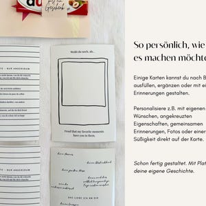 Op de afbeelding: Een set witte papieren kaarten met zwarte tekst en lijngraphics. E&eacute;n kaart bevat een leeg polaroidkader met de tekst 'Wei&szlig;t du noch, als...' en 'Proof that my favorite moments have you in them.' Andere kaarten bevatten gelinieerde lijsten met de titel 'WUNSCHLISTE - NUR ANDERS RUM' en een kaart met handgeschreven tekst.