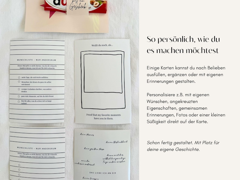 Op de afbeelding: Een set witte papieren kaarten met zwarte tekst en lijngraphics. E&eacute;n kaart bevat een leeg polaroidkader met de tekst 'Wei&szlig;t du noch, als...' en 'Proof that my favorite moments have you in them.' Andere kaarten bevatten gelinieerde lijsten met de titel 'WUNSCHLISTE - NUR ANDERS RUM' en een kaart met handgeschreven tekst.