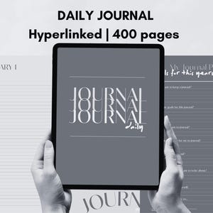 Könnte beinhalten: Ein digitales Tablet zeigt eine graue Titelseite mit dem Text JOURNAL DAILY. Der Bildschirm zeigt ein tägliches Journal-Layout mit 400 verlinkten Seiten. Im Hintergrund sind weitere Seiten mit dem Text JANUARY 1 und My Journal Pact zu sehen.