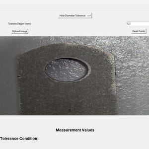 Puede incluir: Una imagen de primer plano de una pieza de metal con un agujero circular. El agujero está rodeado por una superficie rugosa y texturizada. La imagen se utiliza para una herramienta de inspección visual.