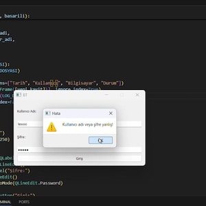 Puede incluir: Una pantalla de ordenador que muestra código con una ventana emergente. La ventana tiene un icono de advertencia amarillo y texto en turco, que indica un error con el nombre de usuario o la contraseña. El fondo es oscuro.