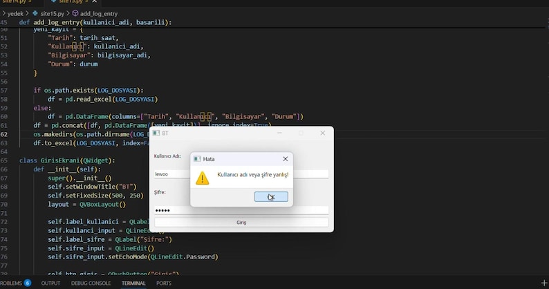 K&ouml;nnte beinhalten: Ein Computerbildschirm mit Code und einem Popup-Fenster. Das Fenster zeigt ein gelbes Warnsymbol und t&uuml;rkischen Text an, der auf einen Fehler bei Benutzername oder Passwort hinweist. Der Hintergrund ist dunkel.