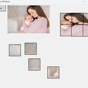 Puede incluir: Una mujer con un su&eacute;ter rosa sostiene a un beb&eacute; en sus brazos. La mujer est&aacute; mirando al beb&eacute;, que est&aacute; mirando a la c&aacute;mara. El fondo es rosa claro y blanco.