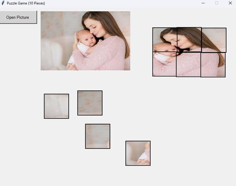 Puede incluir: Una mujer con un su&eacute;ter rosa sostiene a un beb&eacute; en sus brazos. La mujer est&aacute; mirando al beb&eacute;, que est&aacute; mirando a la c&aacute;mara. El fondo es rosa claro y blanco.