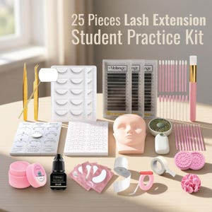 Può includere: Un kit di pratica per studenti di extension ciglia con vari strumenti e forniture. Il kit include pinzette, vassoi per ciglia, colla per ciglia, una testa di manichino e applicatori rosa. Il testo "25 Pieces Lash Extension Student Practice Kit" è visibile.