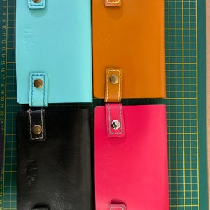 Cartera en piel toscana curtida vegetal.  Con cremallera y tarjetero. TOTALMENTE COSIDO A MANO. 100% artesanía italiana
