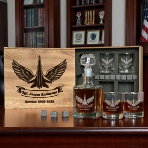 Carafe de l'armée de l'air, coffret cadeau whisky, cadeau de pilote d'hélicoptère, retraite de l'armée de l'air, verre gravé à l'acide, cadeau vétéran, carafe de la Force spatiale