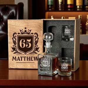 65e verjaardagscadeau, 65e whiskycadeau, whiskycadeaudoos, gepersonaliseerde bril, op maat geëtst glas, gejuich voor 65 jaar, cadeau voor 65-jarige