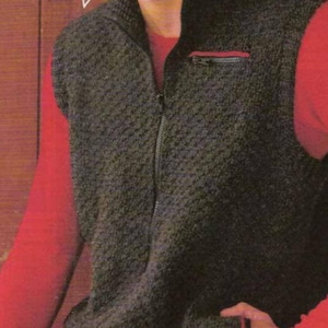 Könnte beinhalten: Eine dunkelgraue, strukturierte Weste mit durchgehendem Reißverschluss und einer kleinen Tasche mit rotem Reißverschlussdetail. Die Weste wird über einem langärmeligen roten Shirt getragen. Der Gesamtstil ist lässig und bequem.