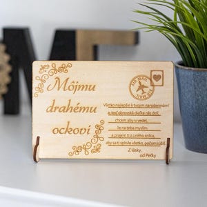 Cartão postal de aniversário personalizado em madeira – Presente multilíngue | Lembrança gravada | Exemplo de mensagem em eslovaco | Feito à mão no Reino Unido