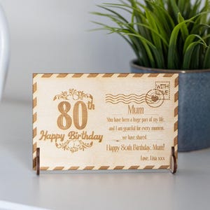 Personalisierte Holzpostkarte zum 80.Geburtstag - Andenken und Geschenk für Mama