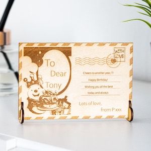 Cartão postal de aniversário de madeira personalizado – inspirado no Ursinho Pooh | Presente de lembrança gravado | Feito à mão no Reino Unido