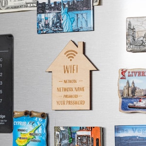 Cartello in legno con password Wi-Fi – Calamita da frigorifero a forma di casa – Visualizzazione del nome della rete inciso al laser – Regalo ecologico per la casa o Airbnb