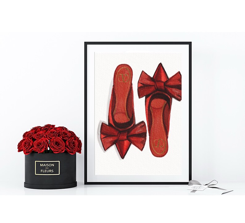 Op de afbeelding: Een ingelijste aquarelprint met twee paar rode ballerina's met strikken. De schoenen staan op een witte achtergrond. Een zwarte doos met rode rozen en een label staan op de voorgrond.