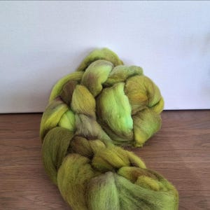 Kammzug, Kammzug, handgefärbt, pflanzengefärbte Fasern, kbA Wolle, Nadelfilzen, spinnen, stricken, gehäkelt, weben, Merinowolle, 50 Gramm