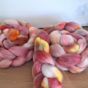 Kammzug, Kammzug, handgefärbt, pflanzengefärbte Fasern, kbA Wolle, Nadelfilzen, spinnen, stricken, häkeln, weben, 19,5 Merino