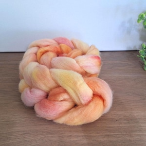 Kammzug, Kammzug, handgefärbt, pflanzengefärbte Fasern, kbA Wolle, Nadelfilzen, spinnen, stricken, häkeln, weben, Merinowolle, 52 gr